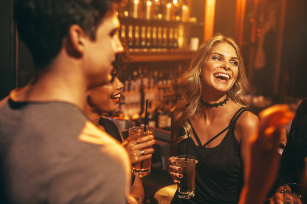 In einer Bar mit Freunden - Club-Outfit mit Choker