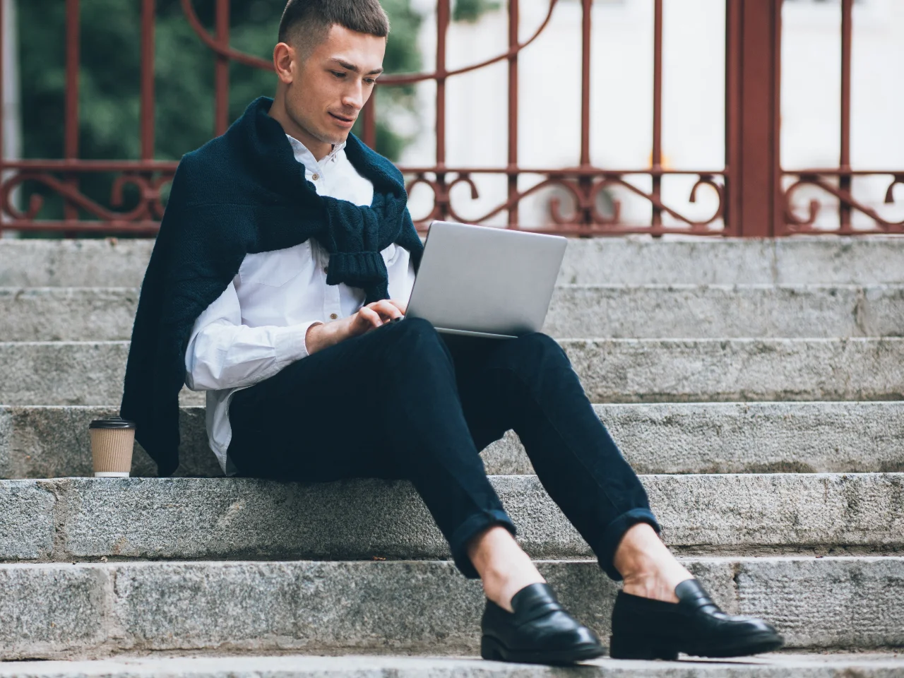 Mann im lockeren Poppy-Outfit fürs Büro.