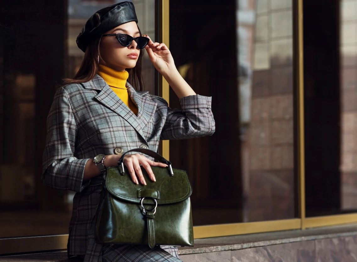 Elegantes Poppy-Outfit mit Tweed-Blazer und Rollkragen-Pullover.