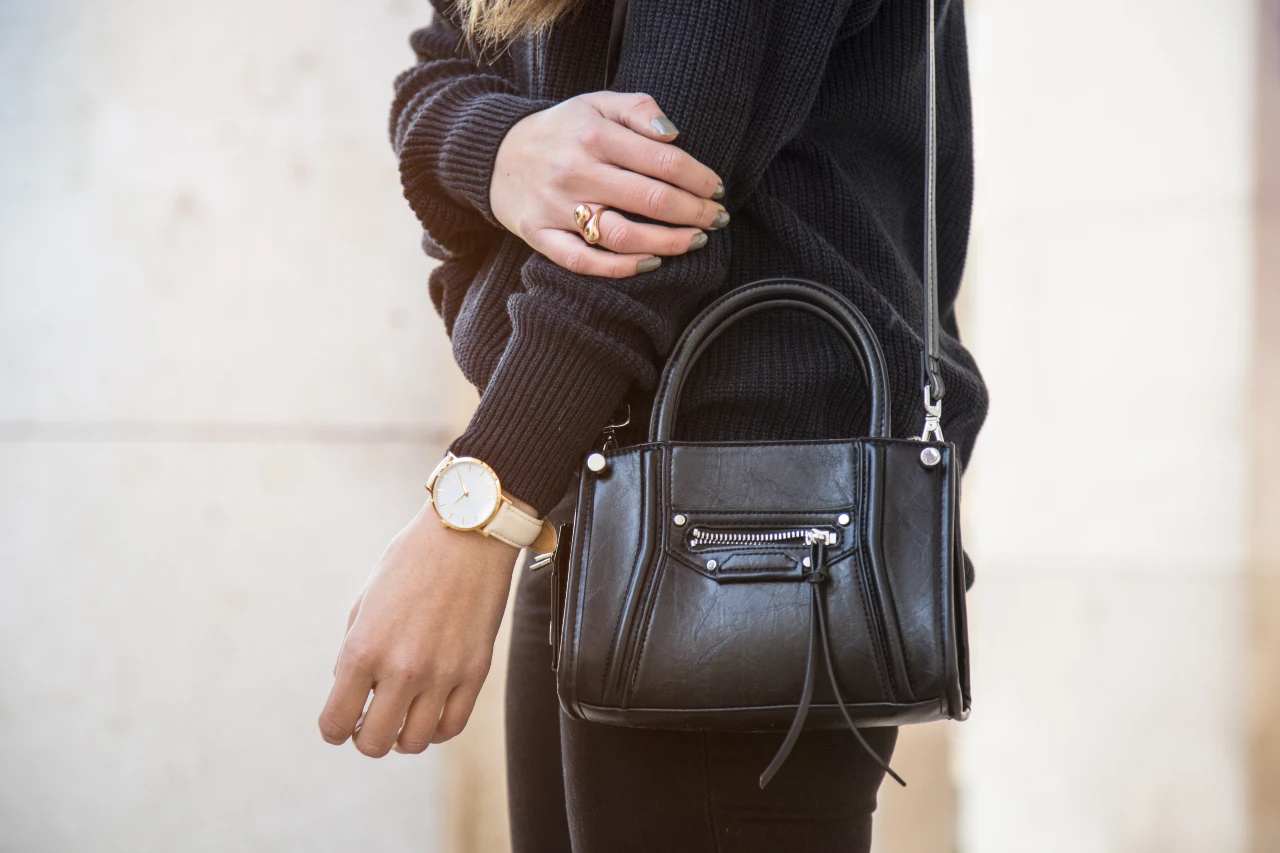Accessoires in Schwarz und Chrom machen den Ton-in-Ton-Look perfekt. Accessoires Ton in Ton in Schwarz