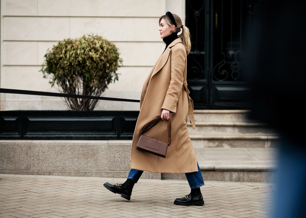 Frau trägt eleganten Preppy Style