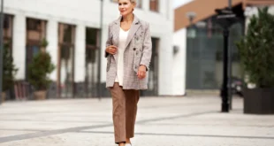 So funktioniert der Preppy-Style: Frau mit Loafer, Chino und Tweet-Blazer