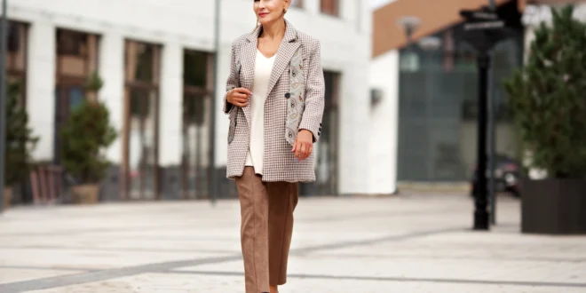 So funktioniert der Preppy-Style: Frau mit Loafer, Chino und Tweet-Blazer