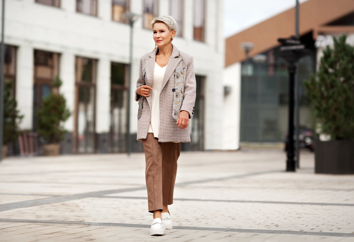 so-funktioniert-der-preppy-style So funktioniert der Preppy-Style: Frau mit Loafer, Chino und Tweet-Blazer