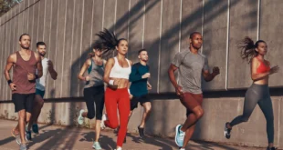 Running-Club mit unterschiedlichen Lauf-Outfits