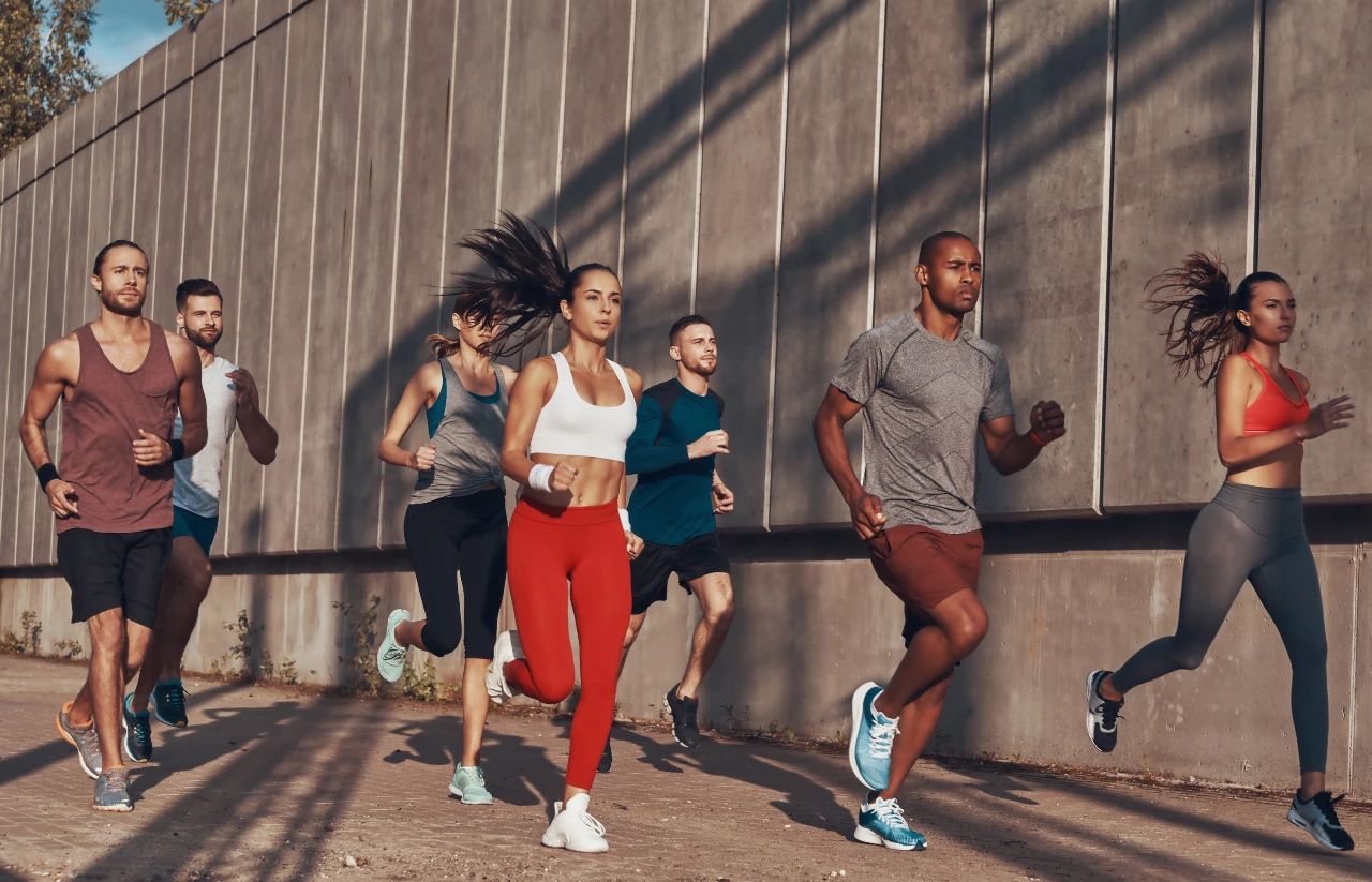 Running-Club mit unterschiedlichen Lauf-Outfits