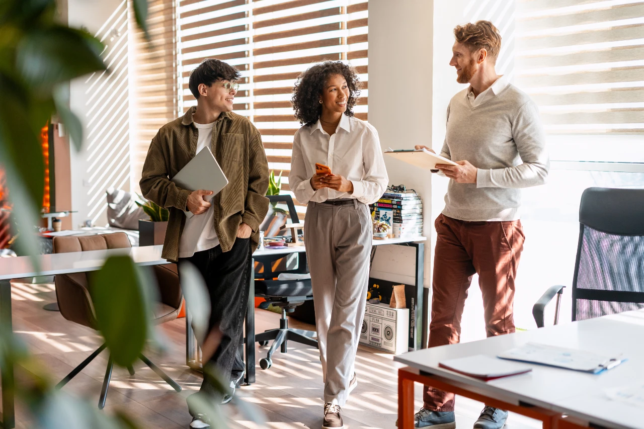 Outfit fürs Vorstellungsgespräch in der Agentur oder im Start-up, Moderne Stoffhose oder Chino, lockere Bluse oder Hemd unter dem Feinstrickpullover