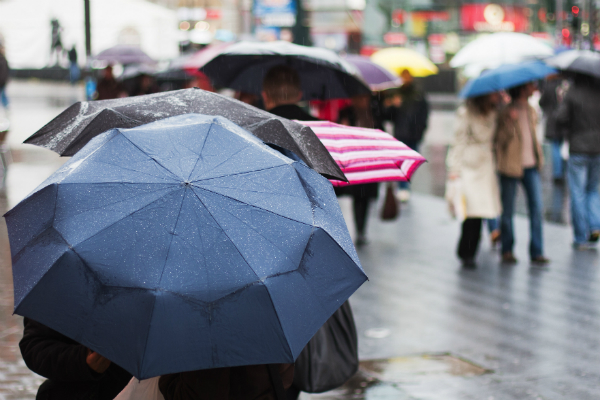 Regenwetter ist mit der richtigen Regenjacke oder dem richtigen Regenschirm kein Grund zum einbunkern!