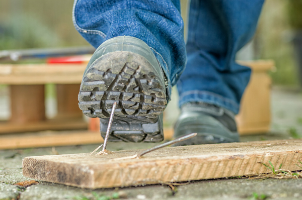 Die Schuhsohle von Sicherheitsschuhen muss robust sein und auch Nägeln standhalten