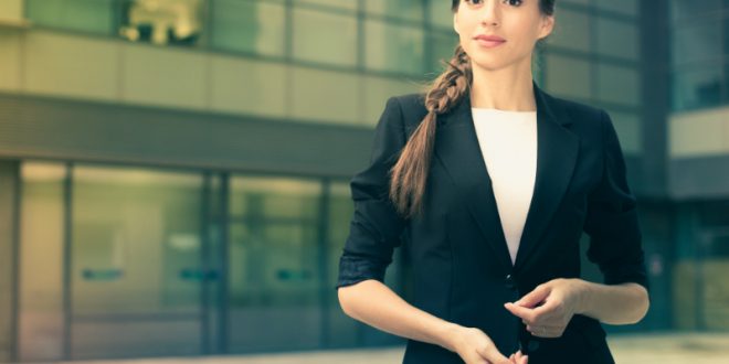 Hosenanzug für Damen als Business- und Freizeit-Outfit - Textilwaren Magazin