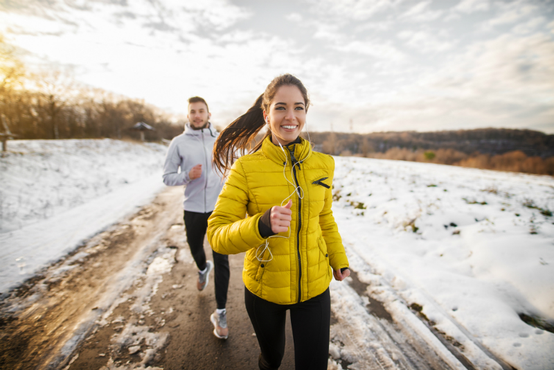 Paar joggt im Winter mit der richtigen Laufbekleidung
