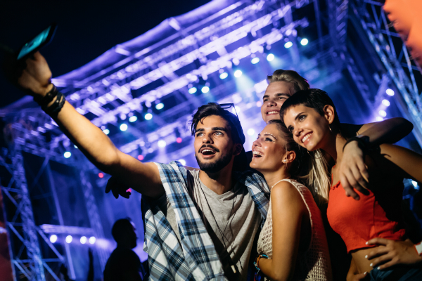 Mit dem richtigen Outfit sticht man auf dem Festivalgelände aus der Menge hervor