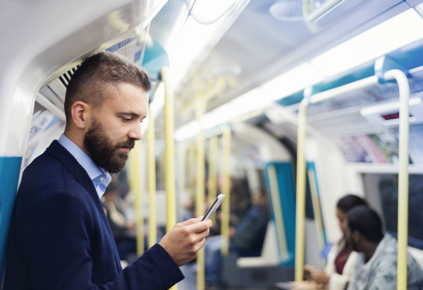 Geschaeftsmann in der U-Bahn