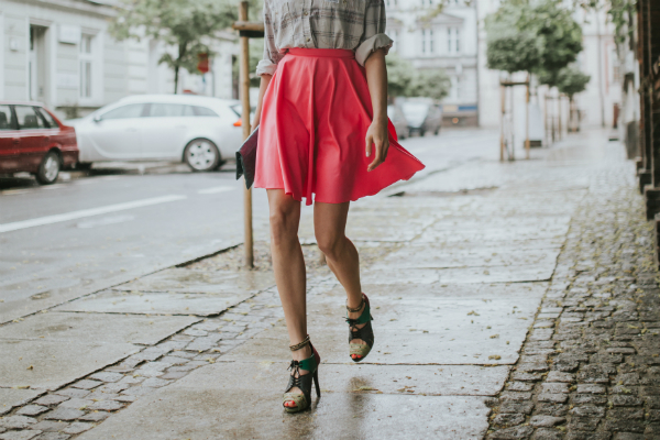 Modische junge Frau auf einer Strasse