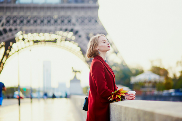 Schoene junge Franzoesin nahe dem Eiffelturm in Paris