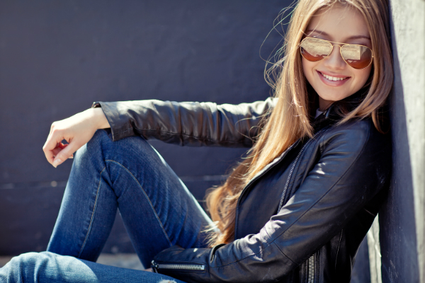 Junge Frau mit einer schwarzen Bikerjacke