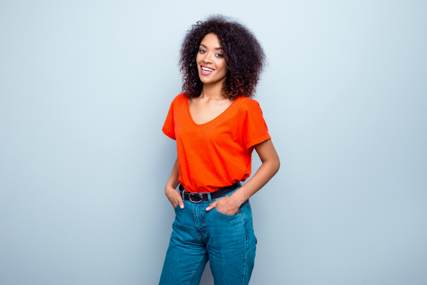 Froehliche Frau in Jeans und T-Shirt