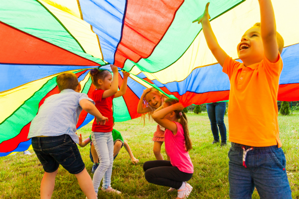 Kinderkleidung muss robust sein, um beim Spielen und Toben viel einstecken zu können