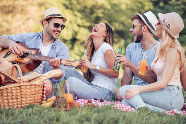 Freunde veranstalten ein Picknick im Park