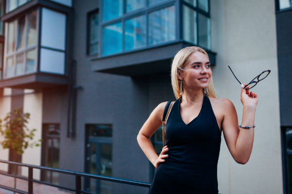 Blonde Geschaeftsfrau im schwarzen Kleid