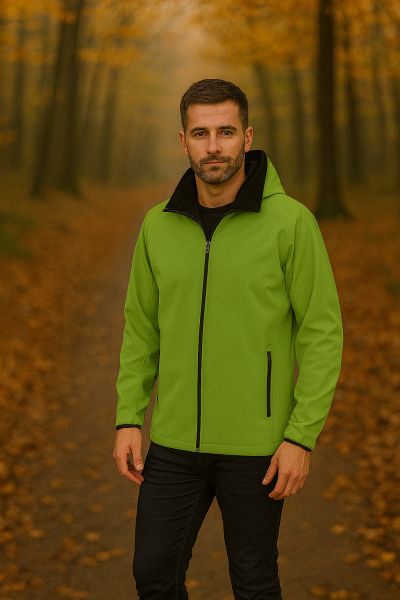 Grüne Softshelljacke – funktional, sportlich und perfekt für den Herbst. Mann in leuchtend grüner Softshelljacke steht auf einem herbstlichen Waldweg mit buntem Laub.