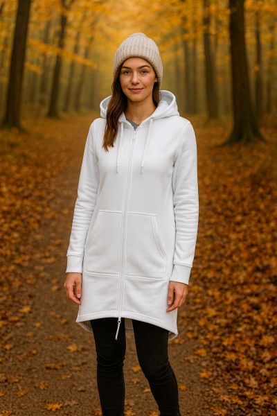 Weisser Sweatshirt-Parka – sportlich und modisch im Herbst. Frau trägt einen weissen Sweatshirt-Parka mit Kapuze, kombiniert mit dunklen Jeans und Sneakers.