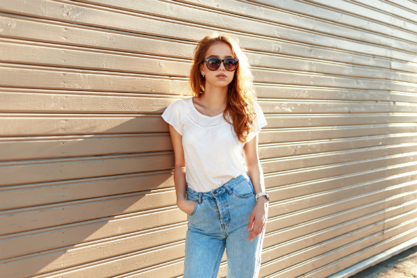 Stilvolles Maedchen in Blue Jeans und weissem T-Shirt