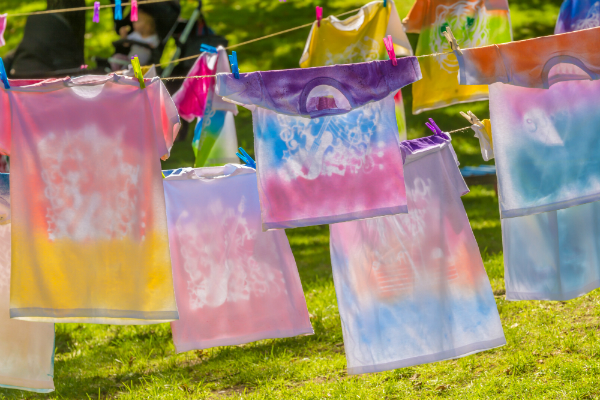 Bunte T-Shirts faerben