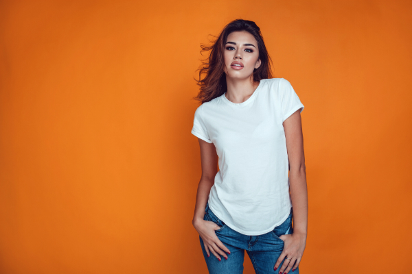 Frau in weißem T-Shirt und Jeans - Modetrends 2020