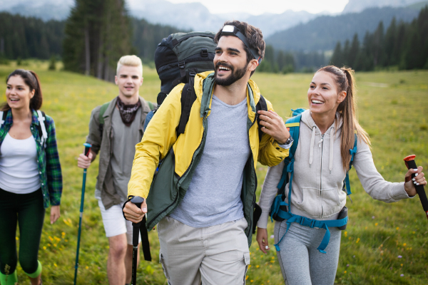 Bei vielen Abenteuern ist ein Rucksack mit Regenschutzhuelle ideal