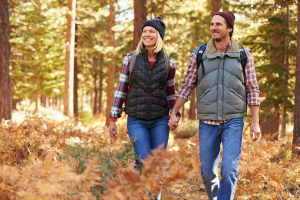 Bodywarmer beim herbstlichen Spaziergang durch den Wald