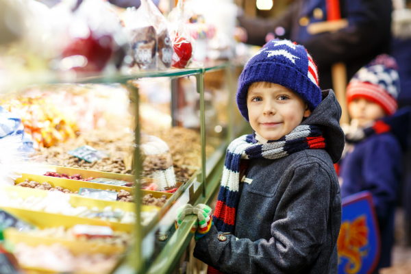 Kleiner Junge auf dem Weihnachtsmarkt