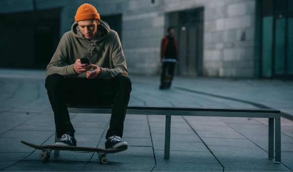 Ein Skater in lässiger Streetwear