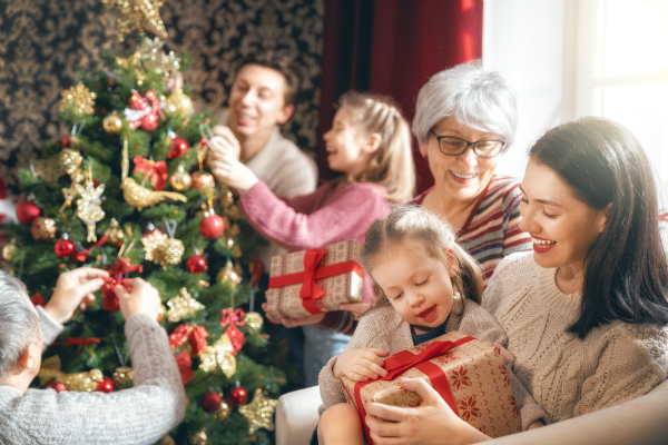 Familie feiert Weihnachten