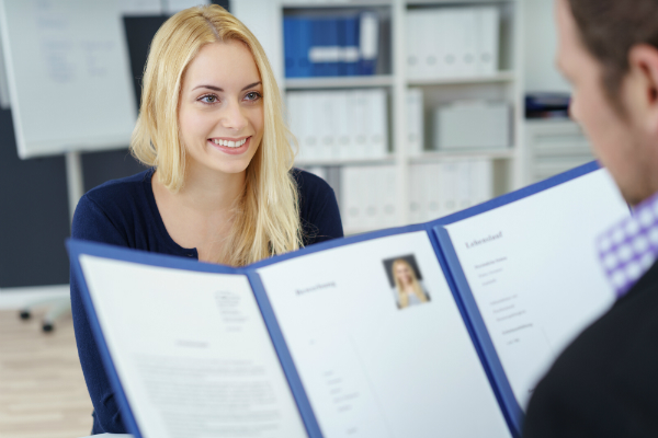 Junge Frau im Bewerbungsgespraech