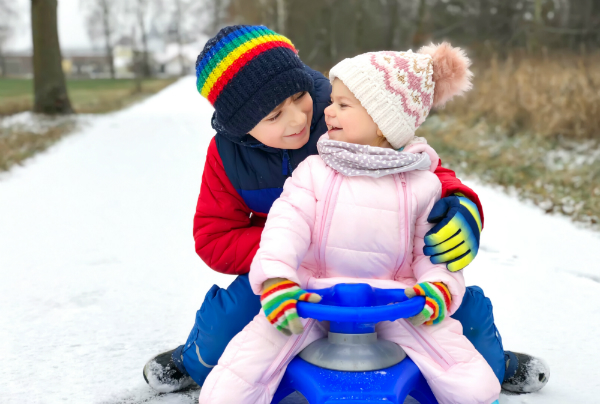 Kinder beim Spielen im Freien