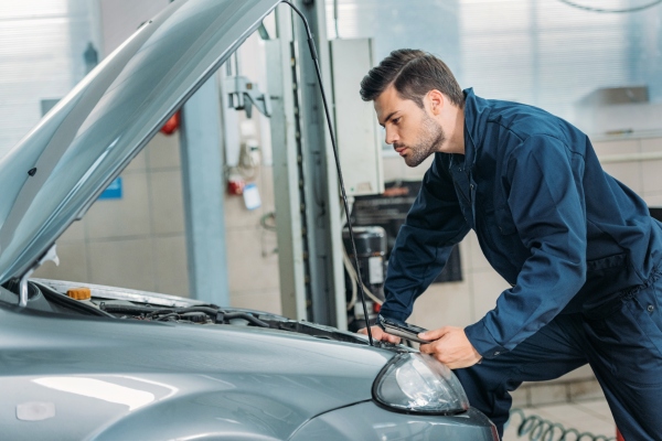 Automechaniker im Arbeitsoverall