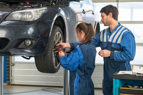 Mechaniker in einer Werkstatt