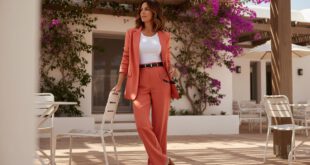 Frau trägt einen Zweiteiler in der Modefarbe Korallenrot