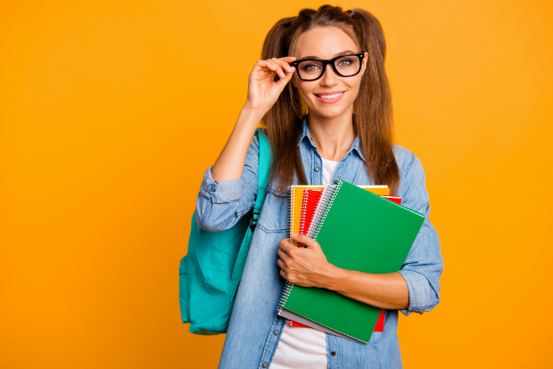 Frau mit trendigem Nerd Look