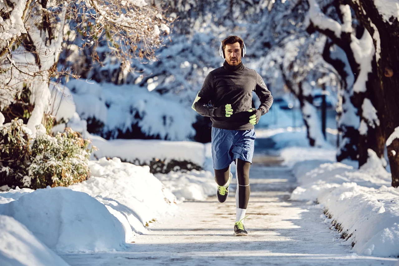 Läufer trägt Lagenlook beim Joggen im Winter