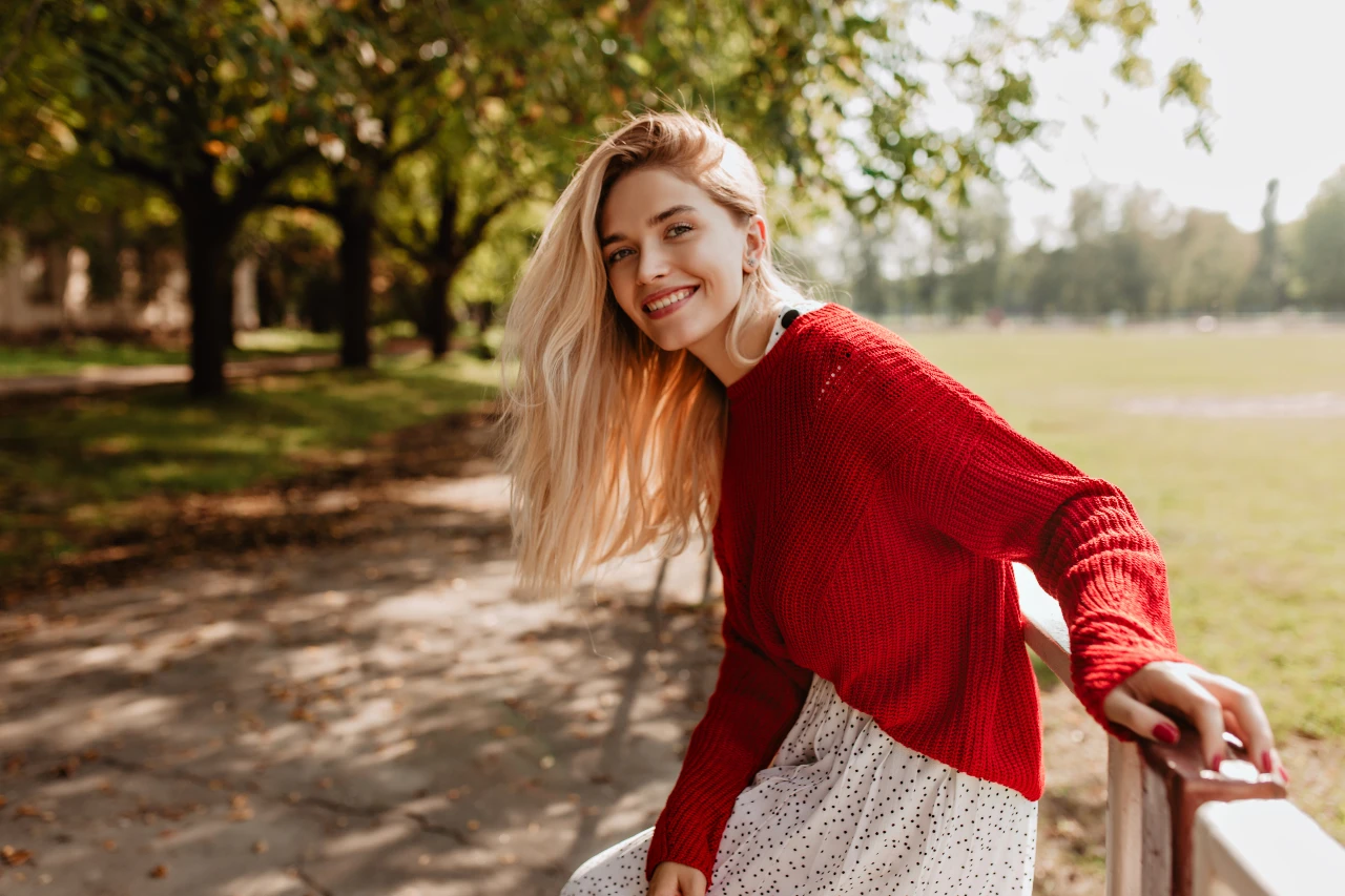Tomatenrot und Kaminrot sind die Rottöne der Herbstsaison 2026. Pullover in der Herbstfarbe Tomatenrot