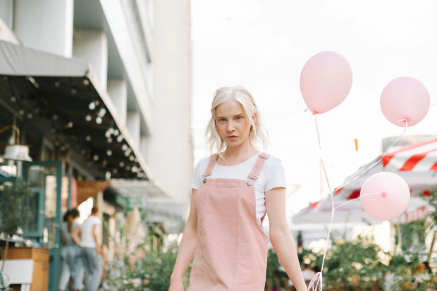 Junge Frau in pinkfarbigen Kleid: Streetwear wird femininer - Röcke und Kleider sind im Trend