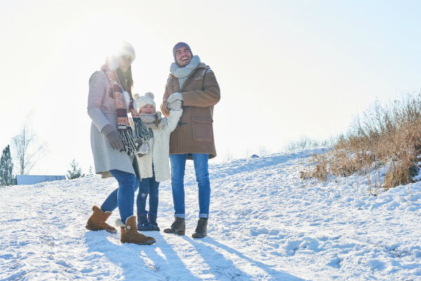 Glueckliche Familie im Winterurlaub