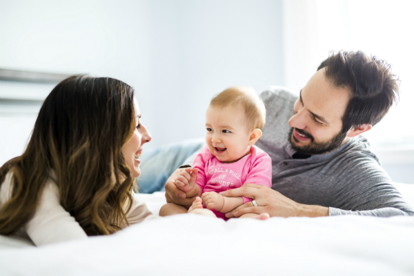 Mutter und Vater mit ihrem Baby