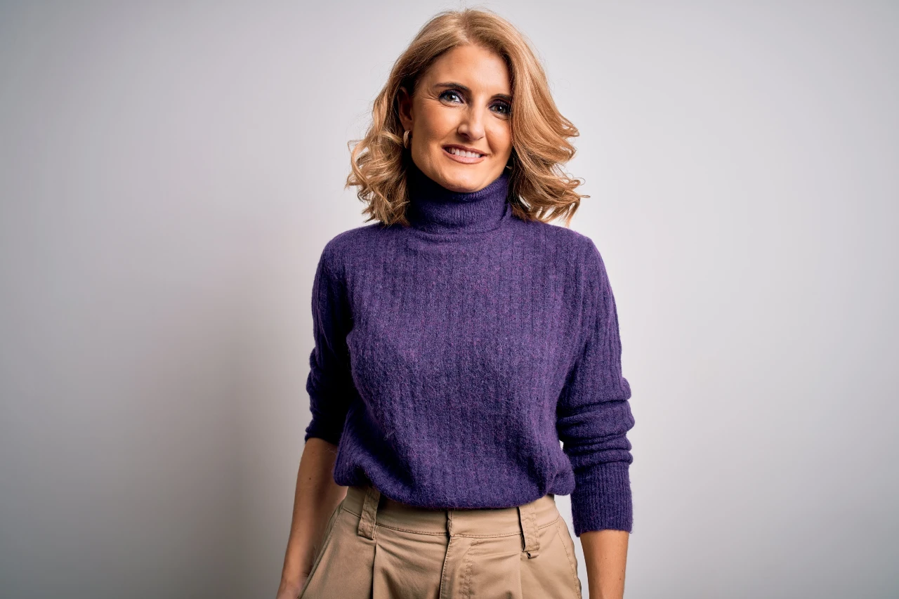 Frau trägt Pullover mit Turtleneck in der Farbe Aubergine