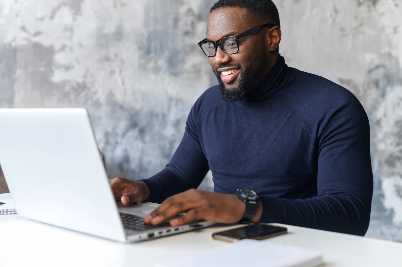 Pullover mit Turtleneck für Herren lässt sich als Outfit im Büro tragen