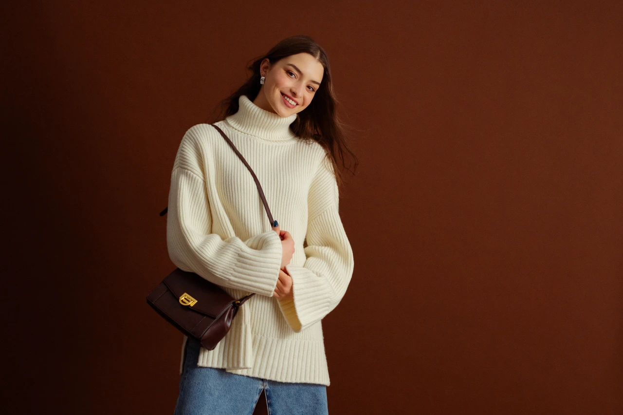 Oversized Rolli in Creme gestylt mit einem Jeansrock
