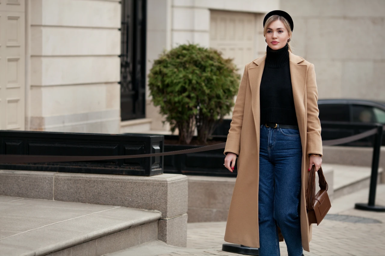 Schwarzer Rollkragenpullover für Damen mit Wollmantel und Jeans kombinieren