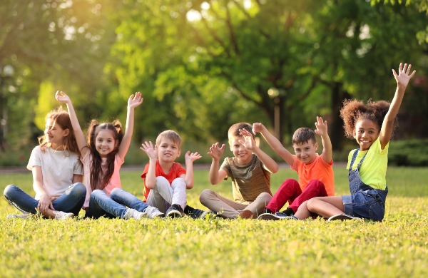 coole-kindershirts-in-neutralen-farben